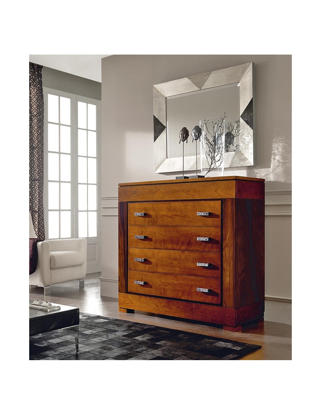 Cómoda de recibidor en madera de nogal y cerezo con seis cajones.