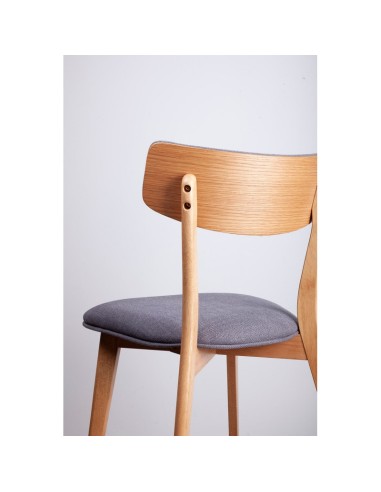 Silla moderna en roble o nogal tapizada en...