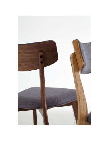Silla moderna en roble o nogal tapizada en...