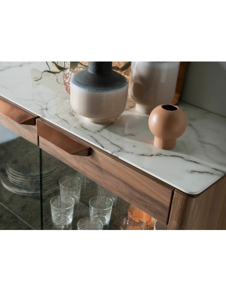 Aparador alto nogal con tapa de cristal imitación mármol e iluminación interior