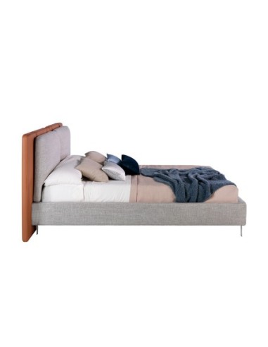 Cama polipiel color marrón y tela color gris