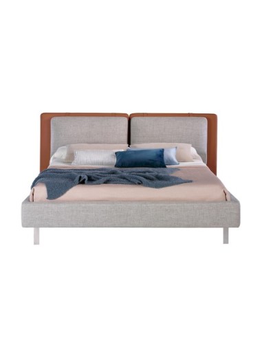Cama polipiel color marrón y tela color gris