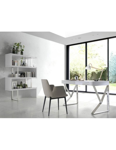 Estantería blanca y acero