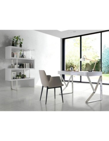 Estantería blanca y acero