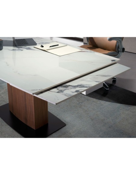 Mesa comedor extensible ovalada barril mármol porcelánico y nogal