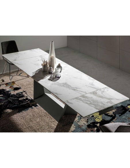 Mesa comedor extensible rectangular mármol porcelánico y acero negro