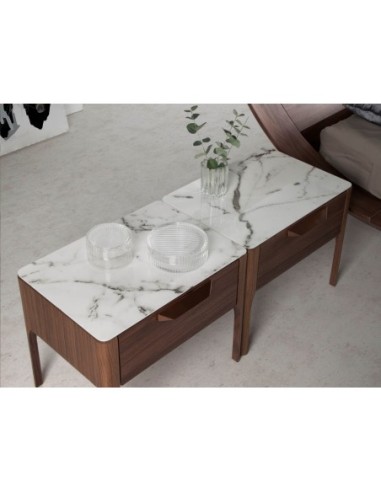 Mesita de noche nogal con tapa de cristal...