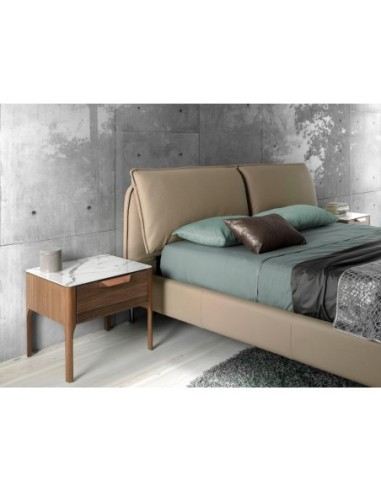 Mesita de noche nogal con tapa de cristal...