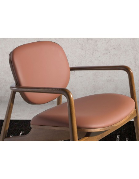 Sillón polipiel marrón y nogal